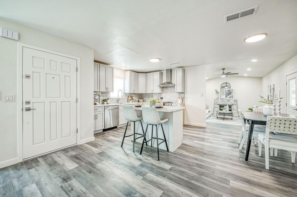 Image 7 of property listing at 2612 Purdue Avenue, Clovis, CA 93611