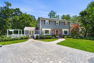 88 Elliott Dr, Lowell, MA 01852