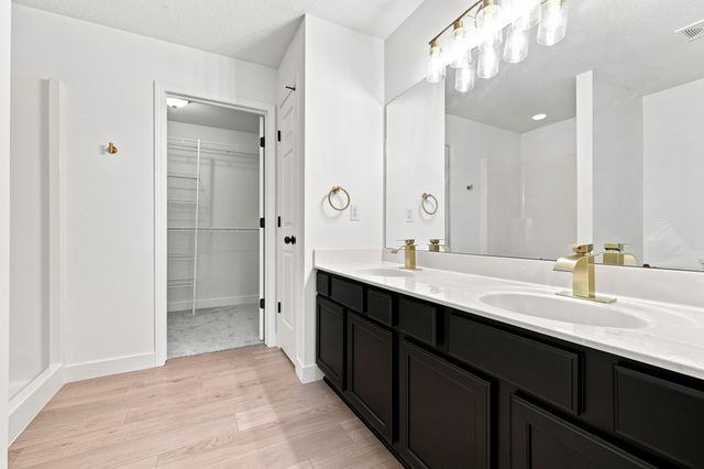 12527 Douglas Parkway, Urbandale, IA 50323