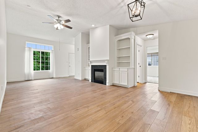 12527 Douglas Parkway, Urbandale, IA 50323