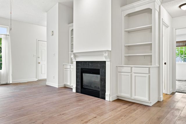 12527 Douglas Parkway, Urbandale, IA 50323