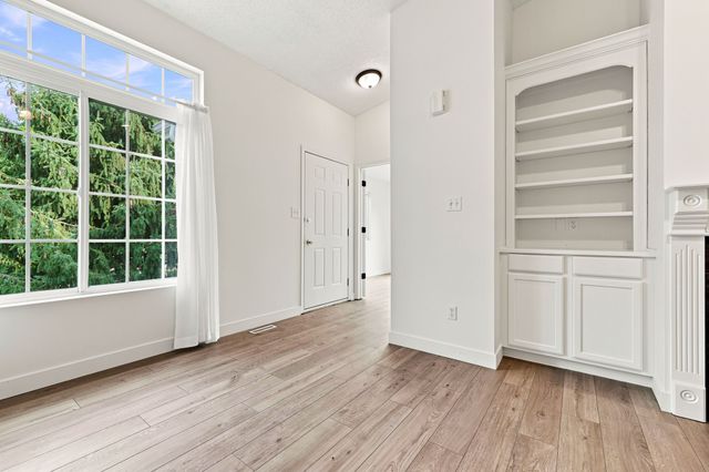 12527 Douglas Parkway, Urbandale, IA 50323