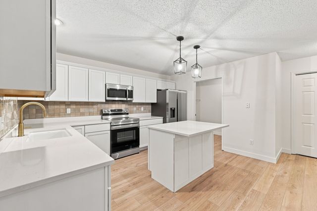 12527 Douglas Parkway, Urbandale, IA 50323