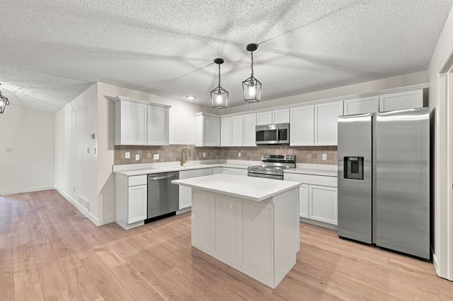 12527 Douglas Parkway, Urbandale, IA 50323