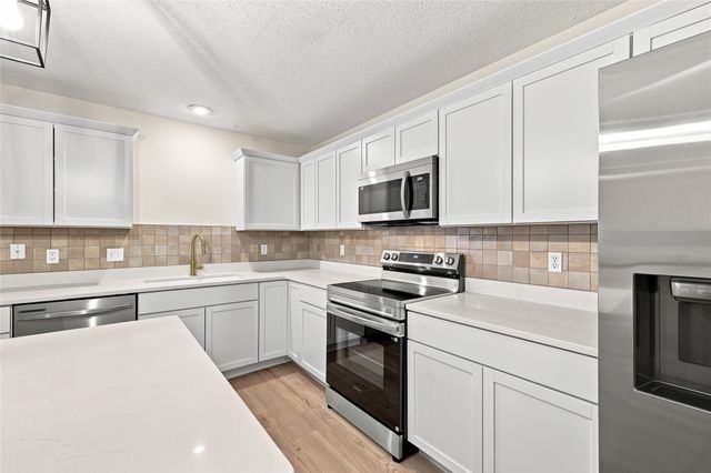 12527 Douglas Parkway, Urbandale, IA 50323