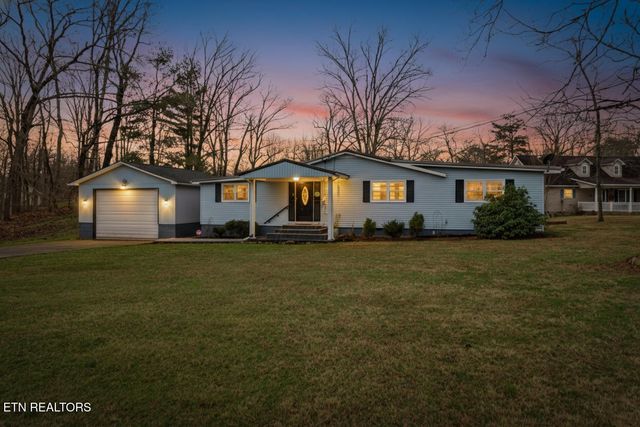 8217 Cherokee Tr, Crossville, TN 38572