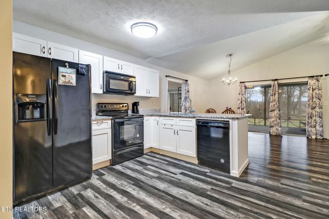 8217 Cherokee Tr, Crossville, TN 38572