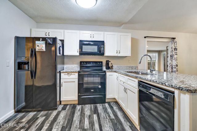 8217 Cherokee Tr, Crossville, TN 38572