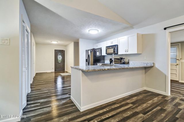 8217 Cherokee Tr, Crossville, TN 38572