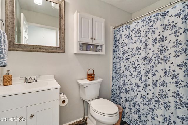 8217 Cherokee Tr, Crossville, TN 38572