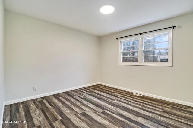 8217 Cherokee Tr, Crossville, TN 38572