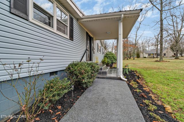 8217 Cherokee Tr, Crossville, TN 38572