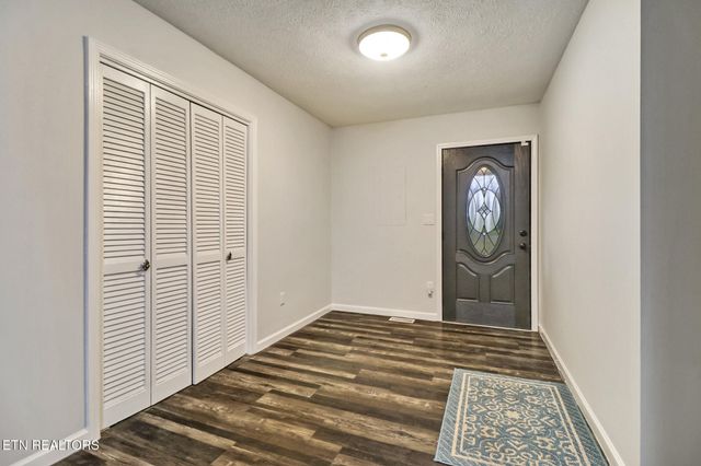 8217 Cherokee Tr, Crossville, TN 38572