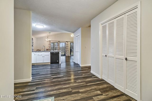 8217 Cherokee Tr, Crossville, TN 38572