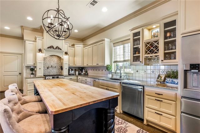 1106 NE Thorn Hill Road, Bentonville, AR 72712