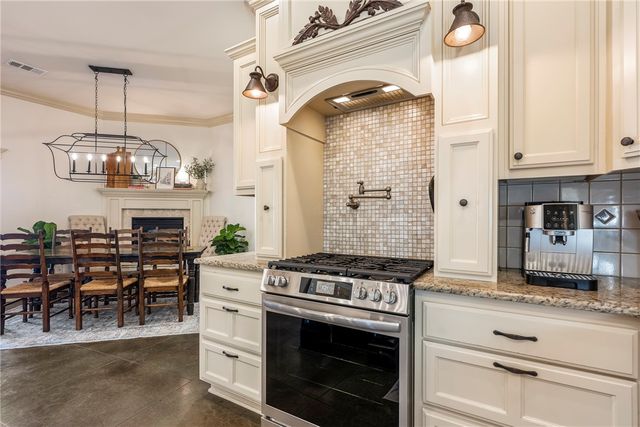 1106 NE Thorn Hill Road, Bentonville, AR 72712