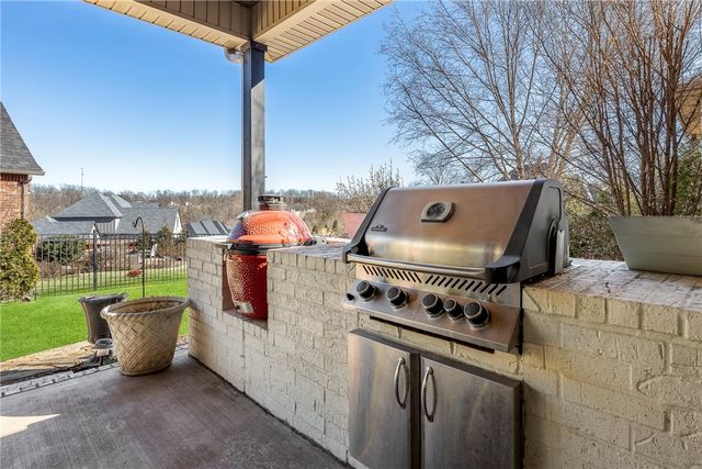 1106 NE Thorn Hill Road, Bentonville, AR 72712