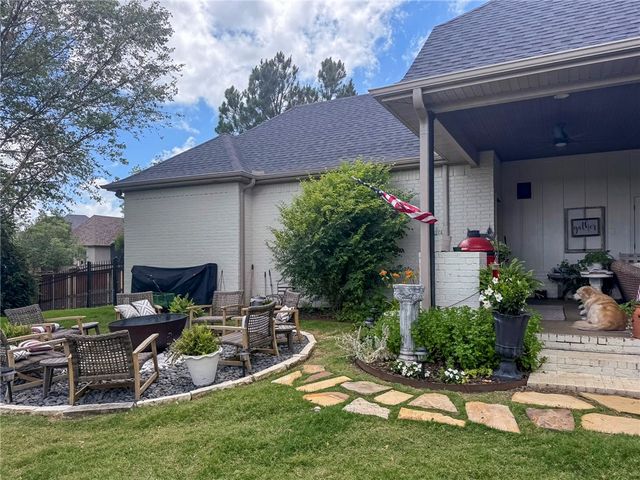 1106 NE Thorn Hill Road, Bentonville, AR 72712