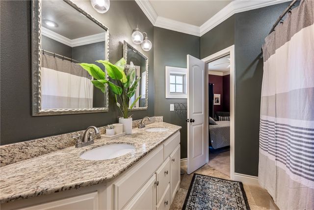 1106 NE Thorn Hill Road, Bentonville, AR 72712