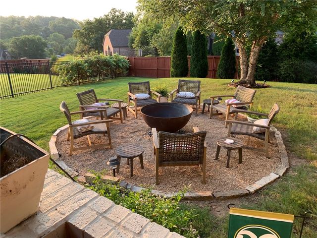 1106 NE Thorn Hill Road, Bentonville, AR 72712