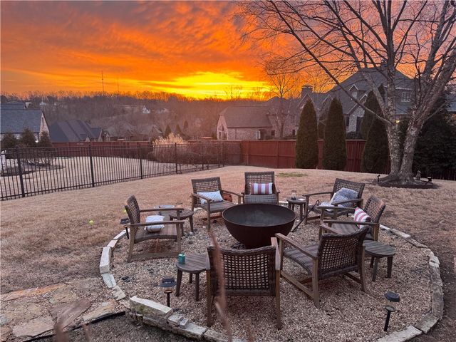 1106 NE Thorn Hill Road, Bentonville, AR 72712