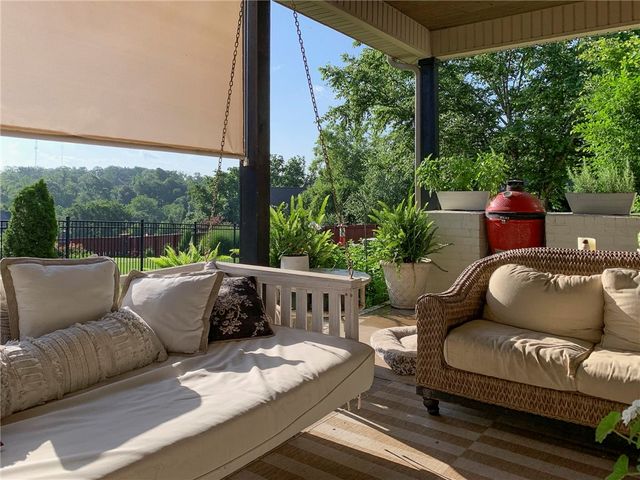 1106 NE Thorn Hill Road, Bentonville, AR 72712