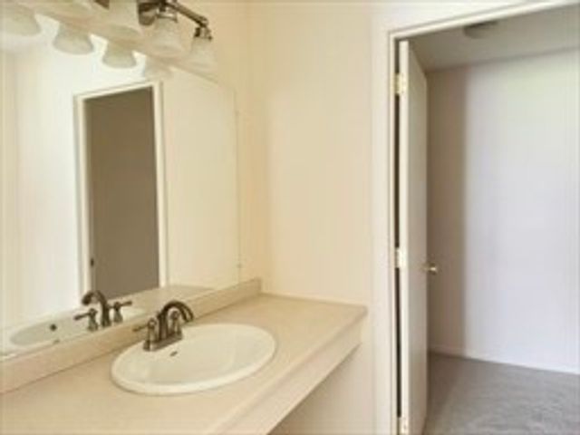 224 Nassau Dr 224, Springfield, MA 01129