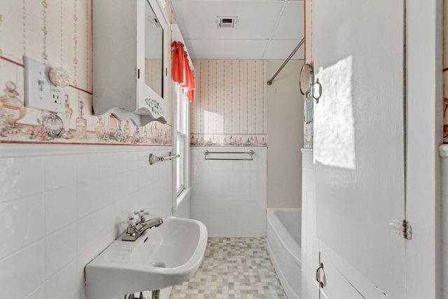 303 N Rutan St, Wichita, KS 67208