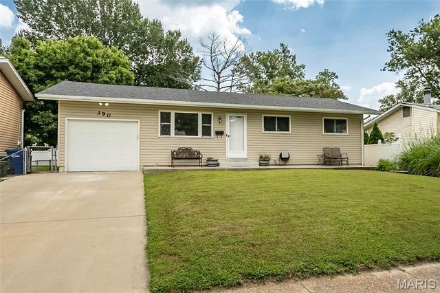 390 S Saint Charles Street, Florissant, MO 63031