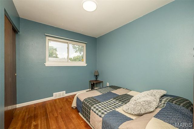390 S Saint Charles Street, Florissant, MO 63031