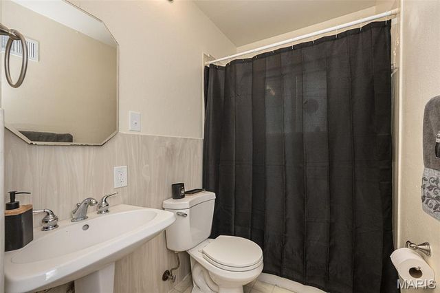 390 S Saint Charles Street, Florissant, MO 63031