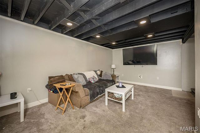 390 S Saint Charles Street, Florissant, MO 63031