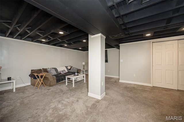 390 S Saint Charles Street, Florissant, MO 63031