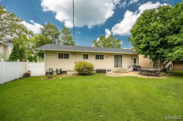 390 S Saint Charles Street, Florissant, MO 63031