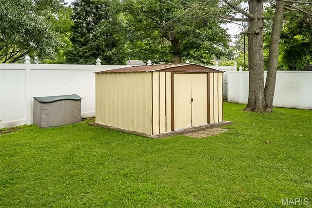 390 S Saint Charles Street, Florissant, MO 63031
