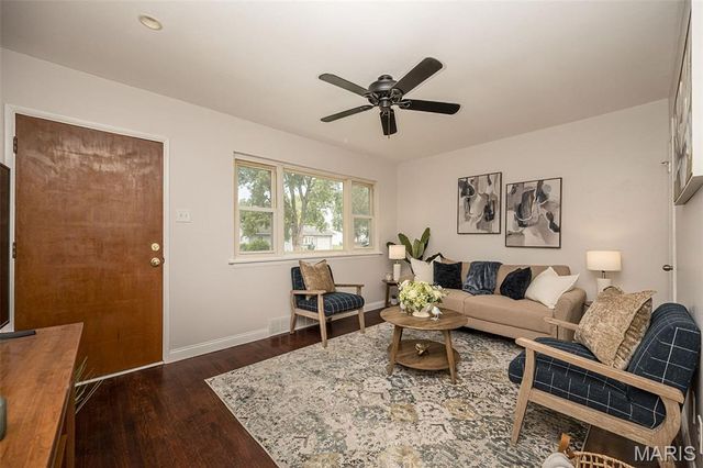 390 S Saint Charles Street, Florissant, MO 63031