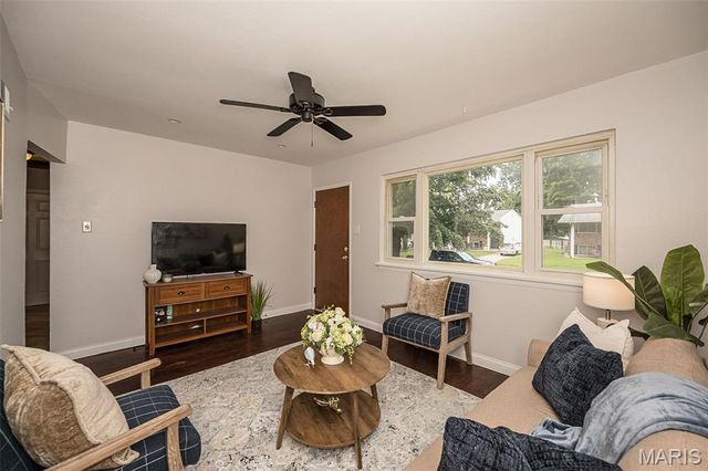 390 S Saint Charles Street, Florissant, MO 63031