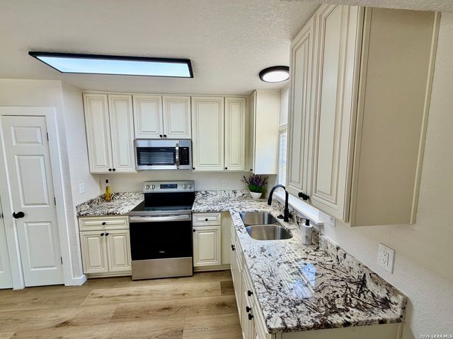 7701 LEAFY HOLLOW CT, Live Oak, TX 78233