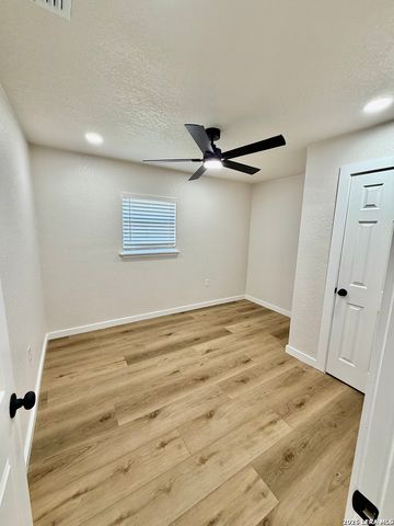 7701 LEAFY HOLLOW CT, Live Oak, TX 78233