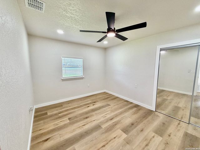 7701 LEAFY HOLLOW CT, Live Oak, TX 78233