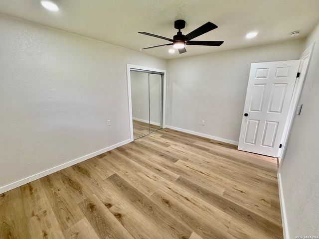 7701 LEAFY HOLLOW CT, Live Oak, TX 78233
