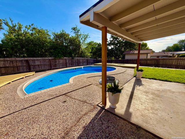 7701 LEAFY HOLLOW CT, Live Oak, TX 78233
