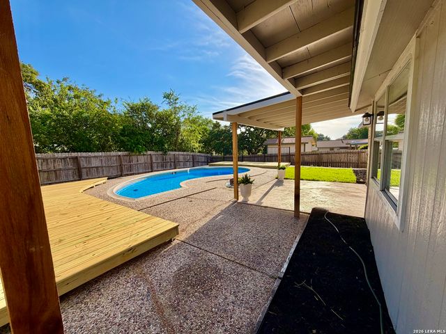 7701 LEAFY HOLLOW CT, Live Oak, TX 78233