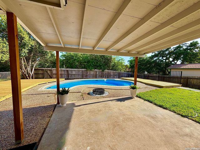 7701 LEAFY HOLLOW CT, Live Oak, TX 78233