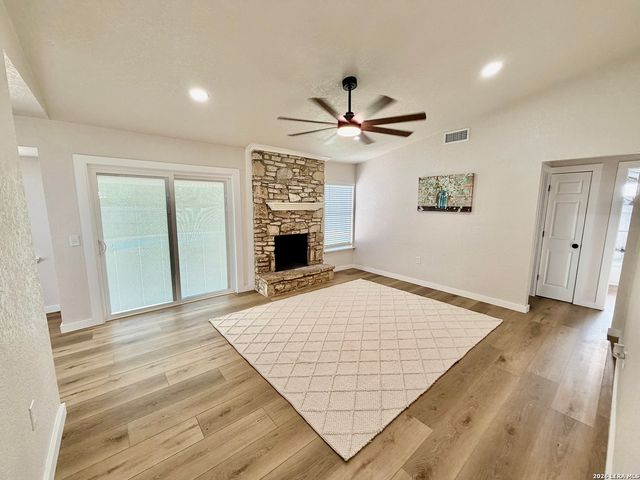 7701 LEAFY HOLLOW CT, Live Oak, TX 78233