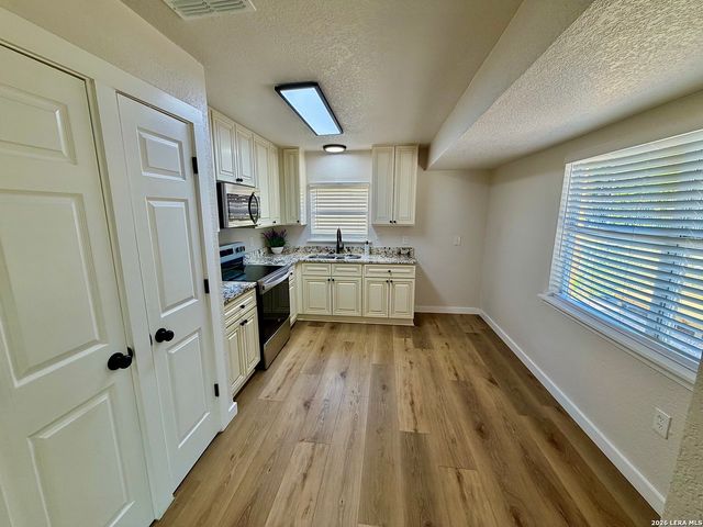 7701 LEAFY HOLLOW CT, Live Oak, TX 78233