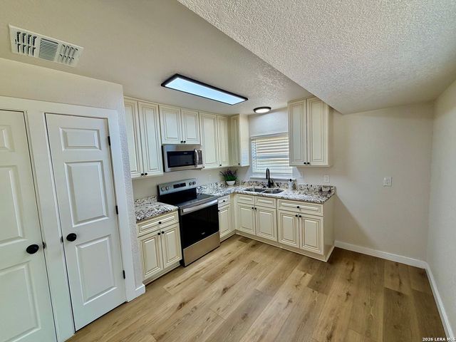 7701 LEAFY HOLLOW CT, Live Oak, TX 78233