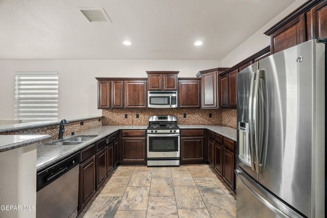 400 Majestic Crown Road, El Paso, TX 79928