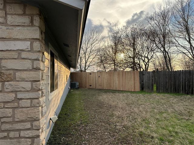 407 Vista West CT B, Bastrop, TX 78602