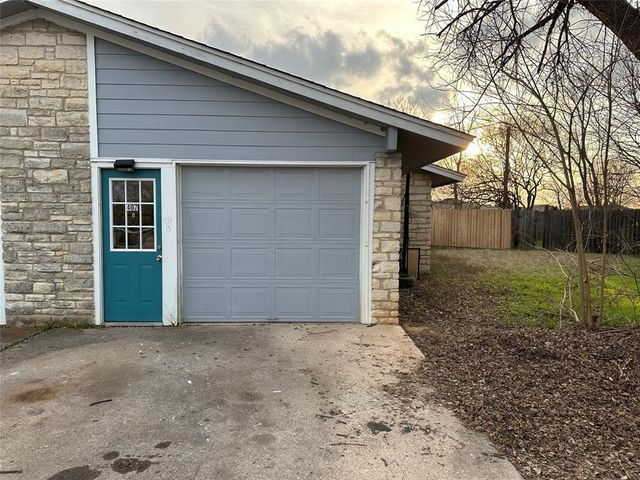 407 Vista West CT B, Bastrop, TX 78602